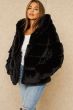 Pels jakke i fake fur med hætte i sort